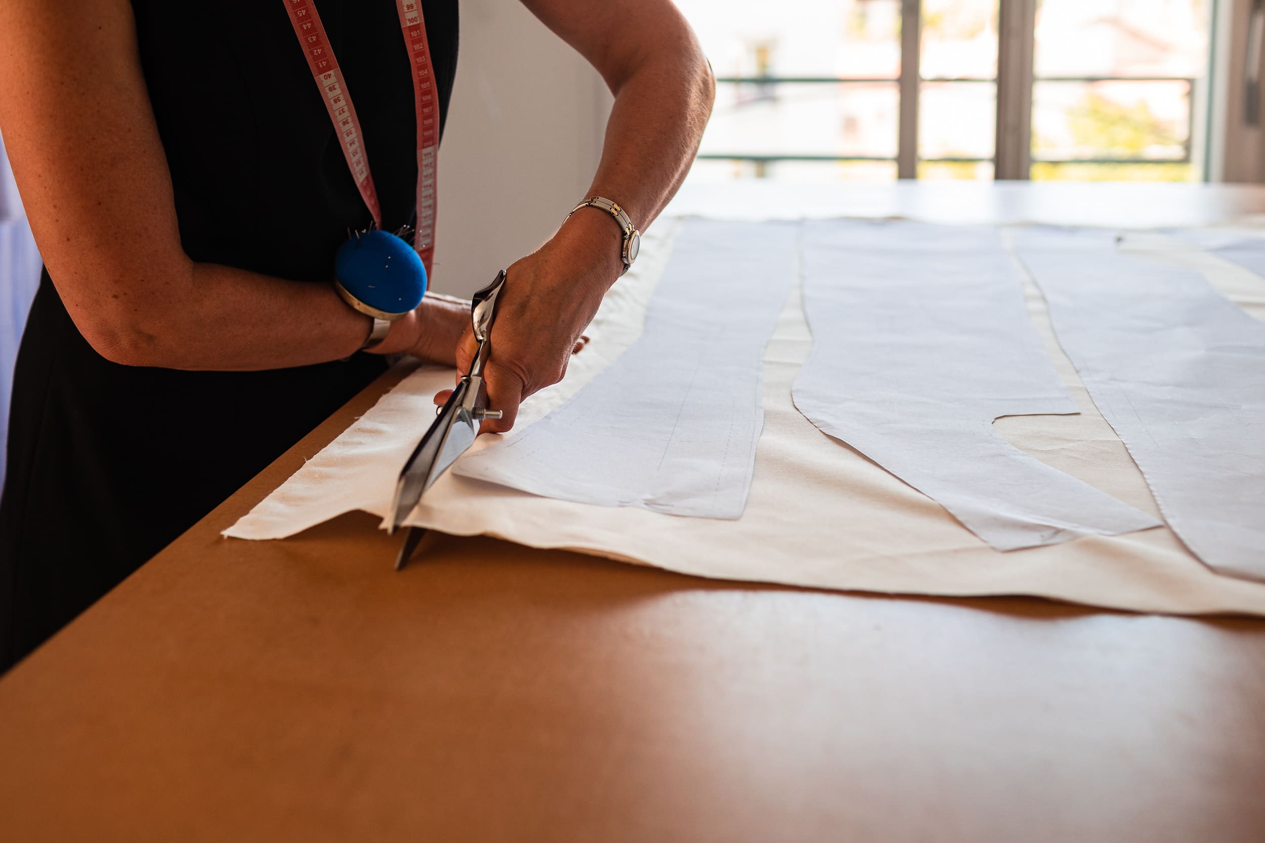 Découpe de patron pour une robe sur-mesure et intemporelle de LAURENCE GLORIEUX.