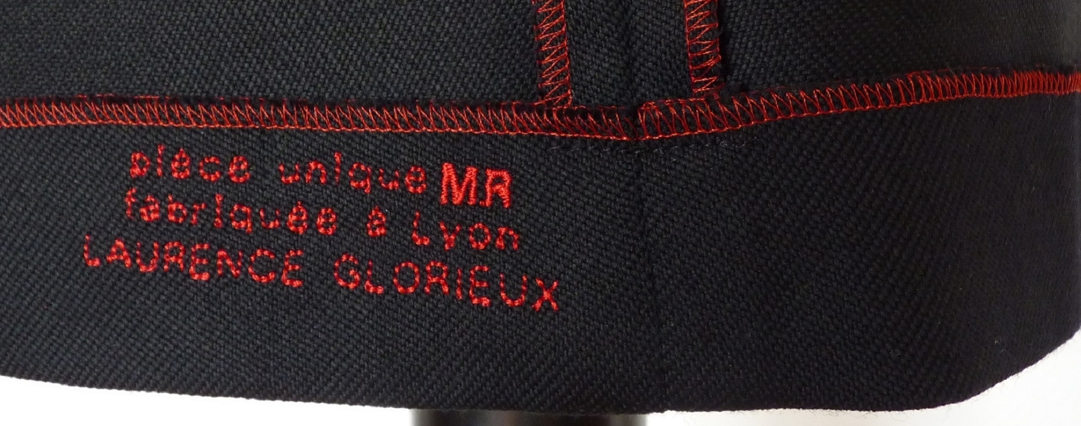Broderie rouge passion sur une robe unique Laurence Glorieux.