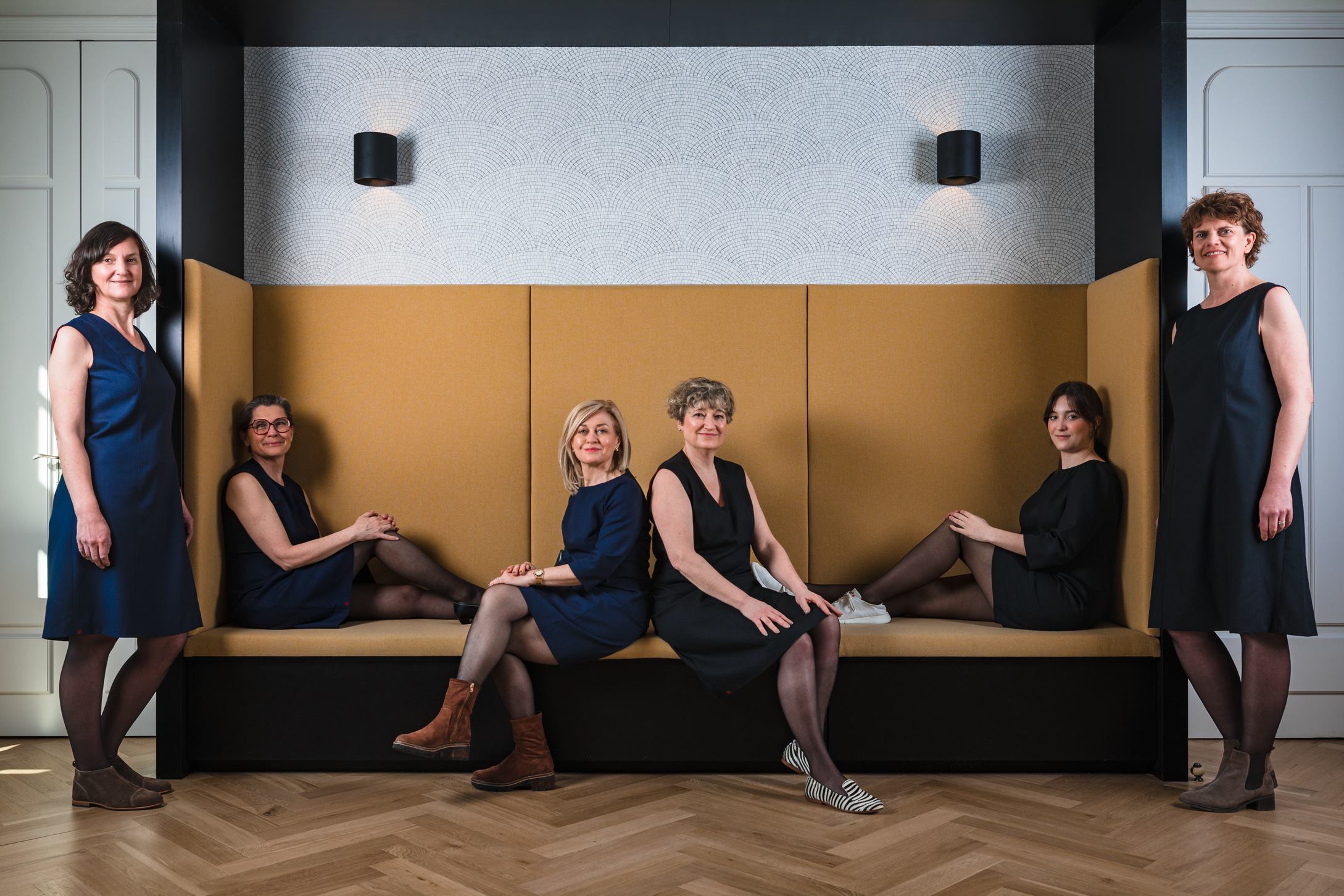 Des modèles en robe sur-mesure posant pour Laurence Glorieux.