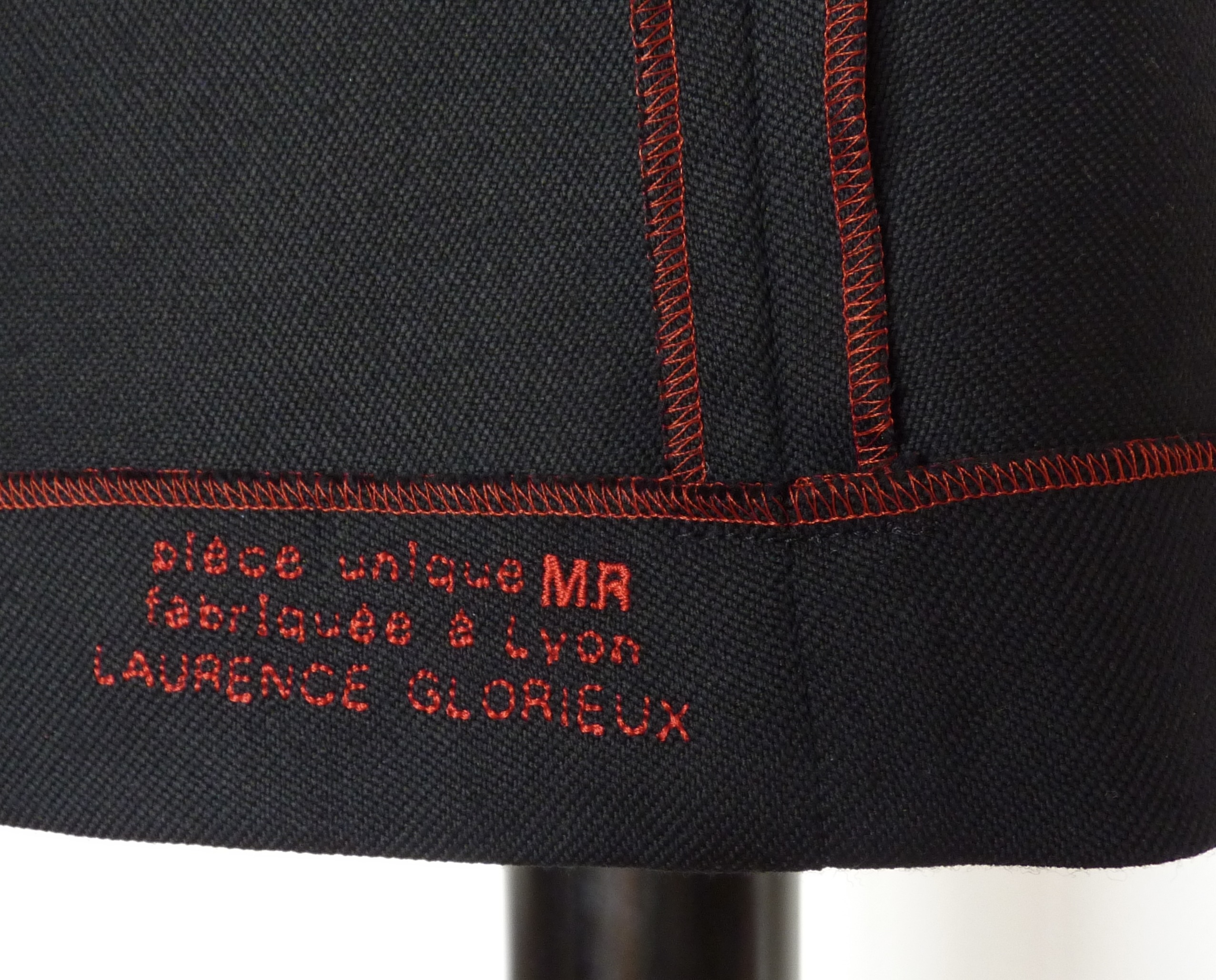 Broderie à l'intérieur d'une robe sur mesure Laurence Glorieux.