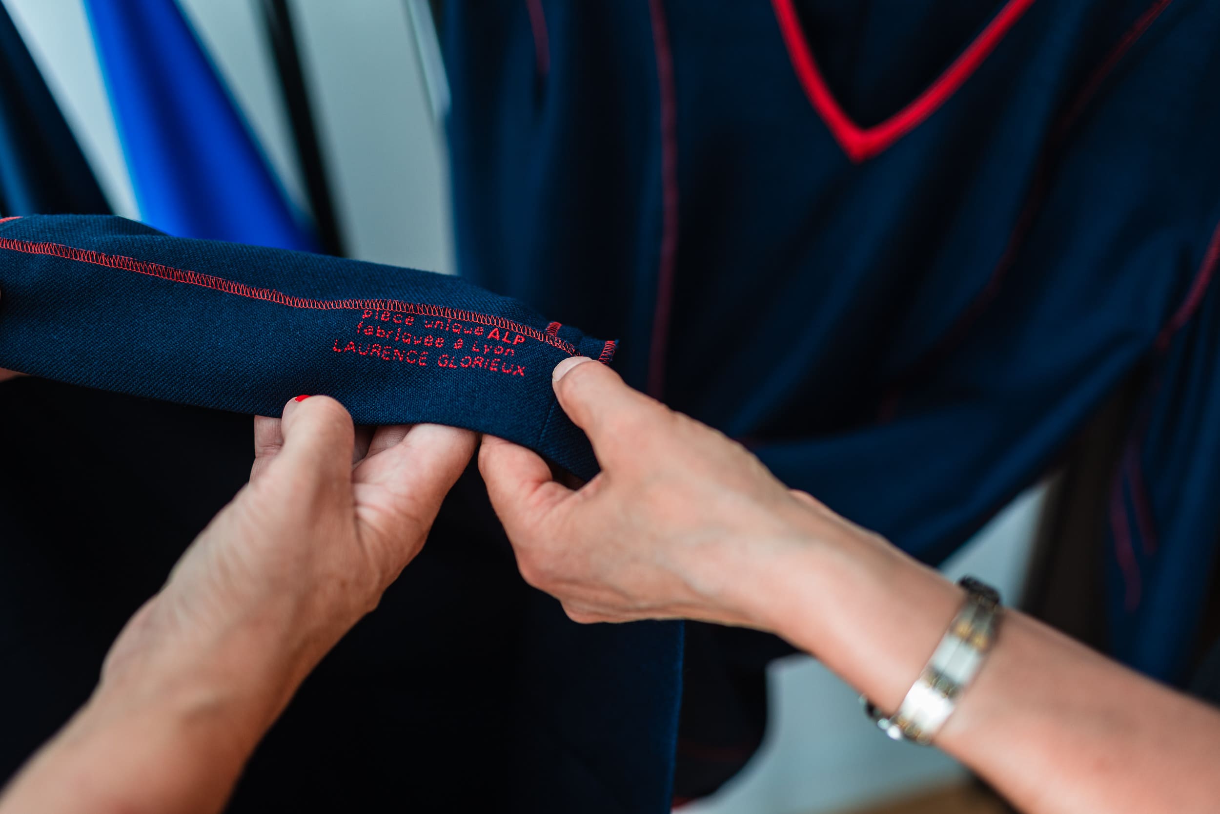 Broderie à l'intérieur d'une robe sur mesure Laurence Glorieux.