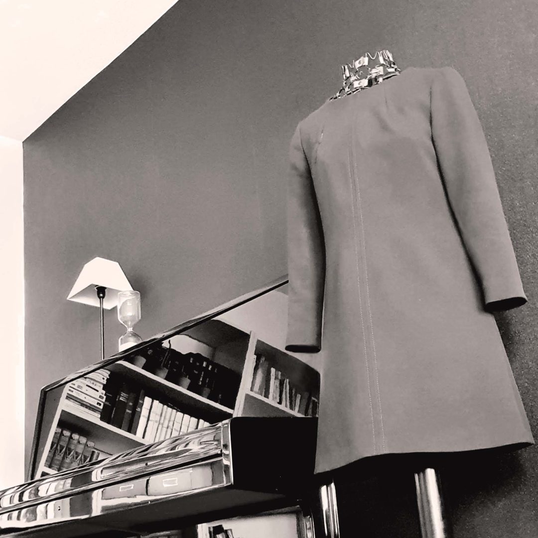 robe-vetement-mixte-laurence-glorieux Une robe sur-mesure sur un mannequin chez Laurence Glorieux.